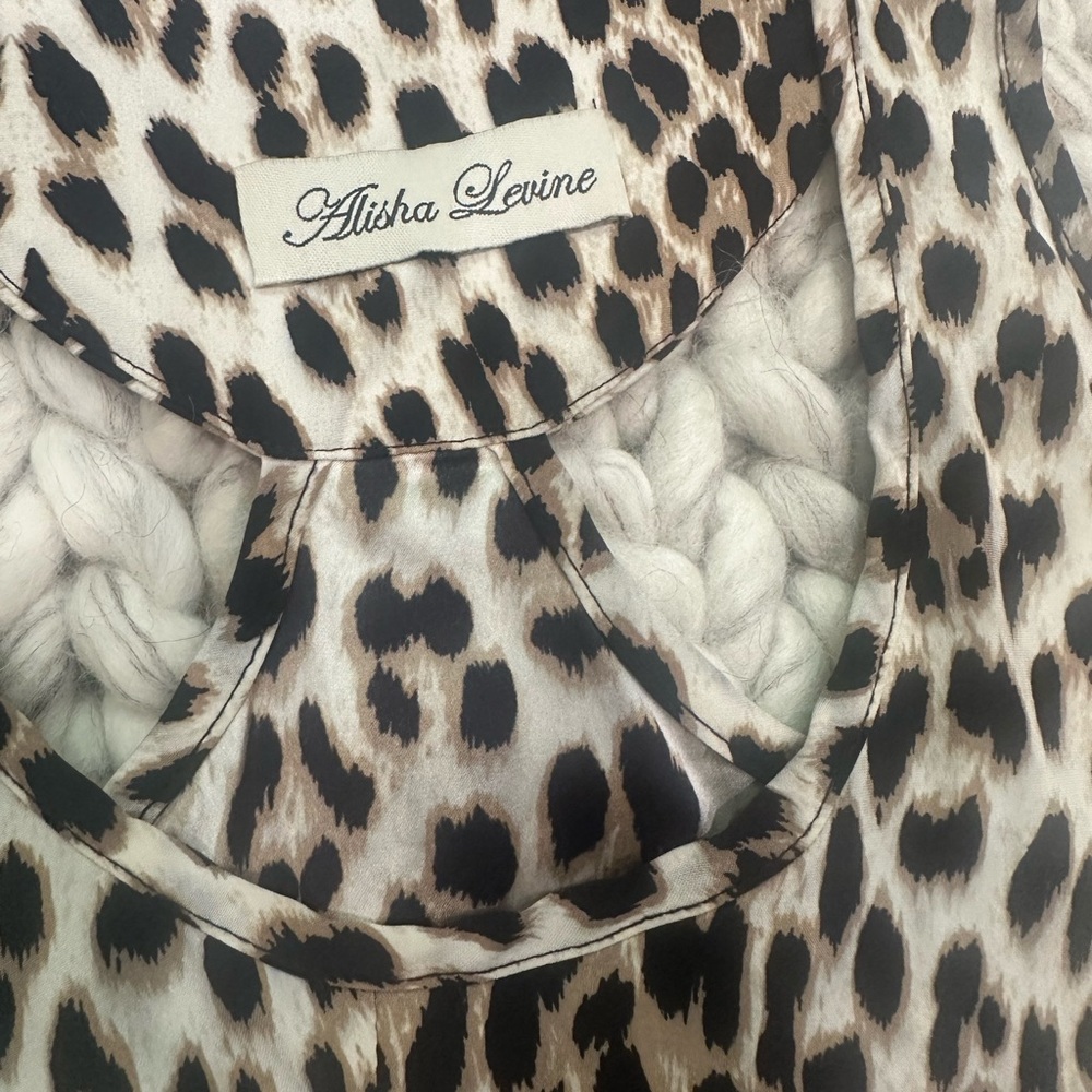 Alisha Levine 100% silk baby doll style tank . Hardly worn. GREAT CONDITION